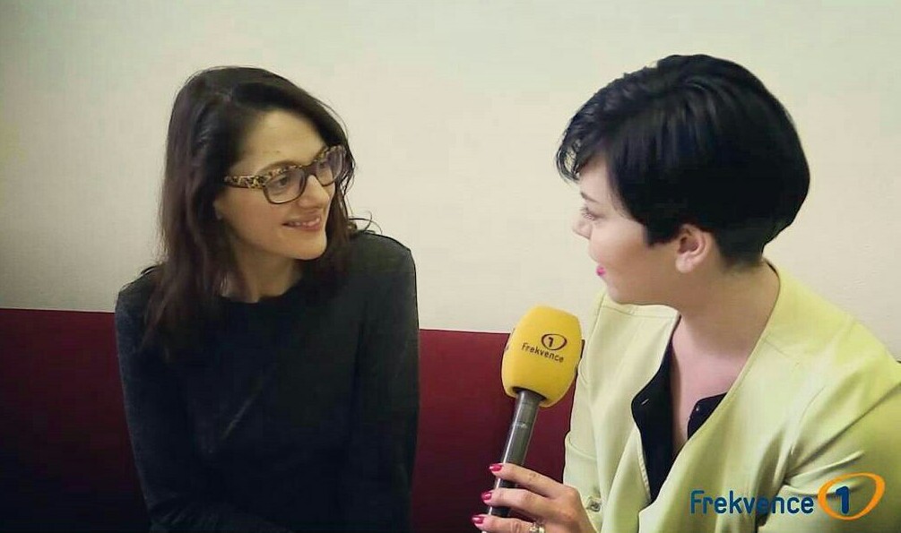 Buďme otevřenější, vždyť o&nbsp;nic nejde, promluvila u&nbsp;Pokondrů o&nbsp;milostných vztazích Klára Issová