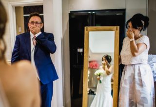 Pravé dojetí! Tatínek poprvé spatřil nevěstu, jeho reakce vás dostane