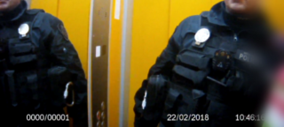 VIDEO: Dvouletý chlapec zamkl maminku na&nbsp;balkoně a&nbsp;šel si hrát. Ženu vysvobodili strážníci