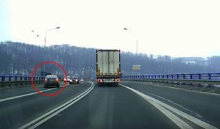 VIDEO: Nepochopitelný manévr mladé řidičky vyšetřuje policie
