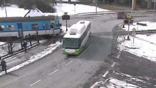 VIDEO: Řidič autobusu ve Frýdku-Místku přejel koleje těsně před vlakem