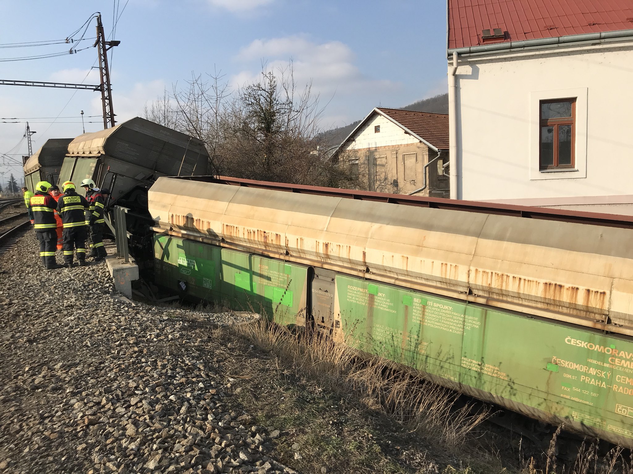 V pražském Radotíně vykolejilo 20 vagonů. Zraněn je jeden muž