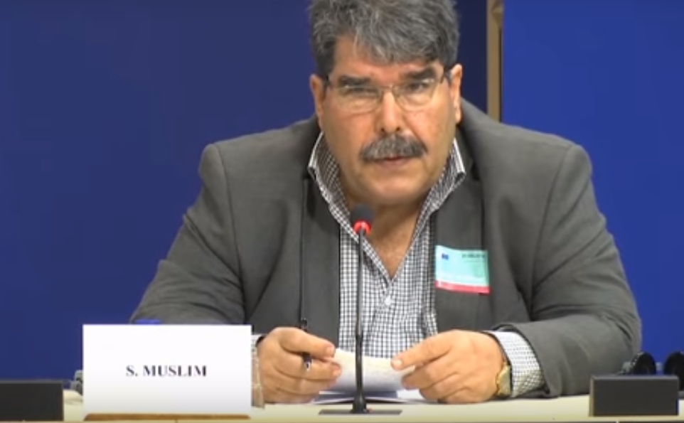 Soud propustil zadrženého kurdského politika na&nbsp;svobodu
