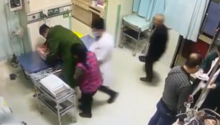 Muž odložil uprostřed února miminko na&nbsp;ulici: Pátrá po&nbsp;něm policie