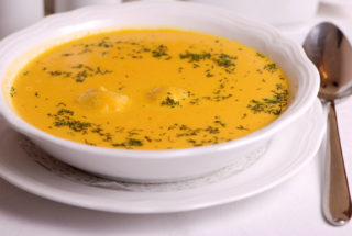 Babicovy recepty: Sýrová polévka s&nbsp;masem a&nbsp;zeleninou a&nbsp;plněné zelné rolády