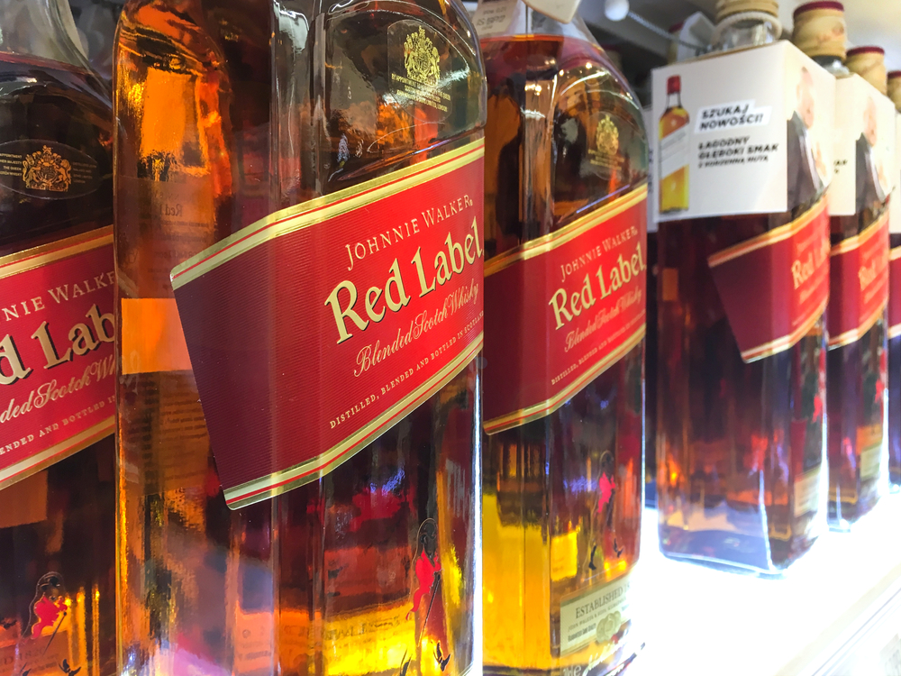 Dámy, pozor! Johnnie Walker mění logo, na&nbsp;lahvích se objeví Jane Walker