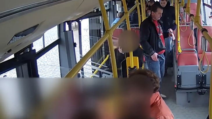 Za zmlácení spolucestujícího hrozí cizincům až 18 a&nbsp;20 let vězení