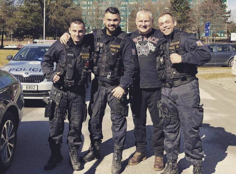 Ohrožení profesní cti: Policisty, kteří se vyfotili s&nbsp;Kajínkem, prošetřují kolegové