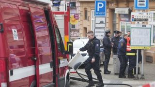 Policie obvinila ženu, která polila několik lidí chemikálií