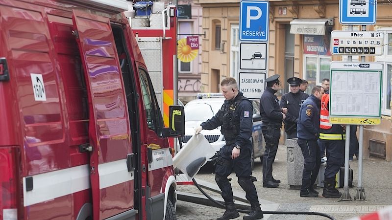 Policie obvinila ženu, která polila několik lidí chemikálií