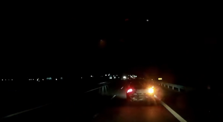 VIDEO: Řidič vybržďoval kamion. Ten do něj narazil