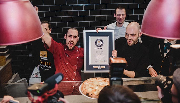 FOTO: Nejchutnější rekord světa? Tahle pizza obsahuje 111 druhů sýra!
