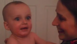 VIDEO: Miminko poprvé uvidí dvojče své mámy. Jeho reakce vás pobaví!