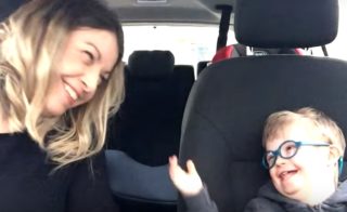 VIDEO: Karaoke matek a&nbsp;jejich dětí s&nbsp;Downovým syndromem dojímá svět