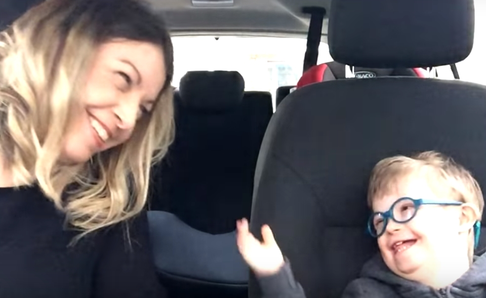 VIDEO: Karaoke matek a&nbsp;jejich dětí s&nbsp;Downovým syndromem dojímá svět