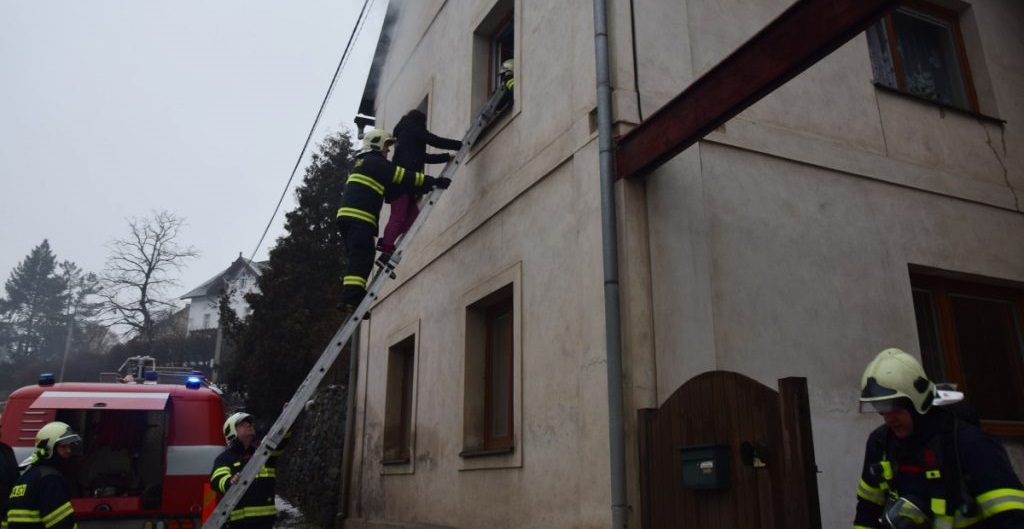 Požár v Novém Kníně uvěznil v patře ženu a tři děti