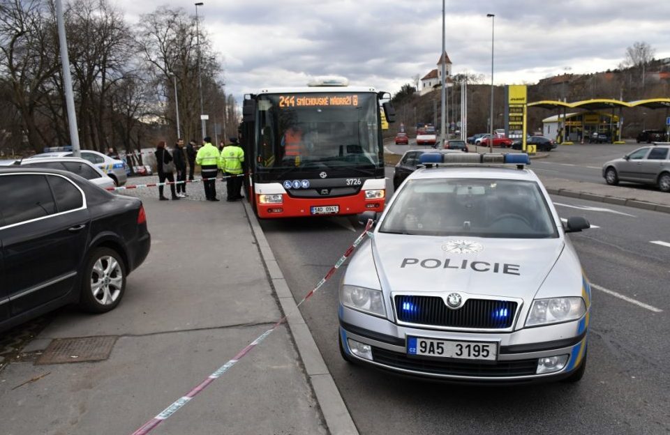 V autobuse na&nbsp;Smíchově se střílelo! Útočníka policie zadržela