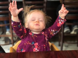 Holčička zkusila poprvé v&nbsp;životě pizzu. Její výraz baví internet! FOTO