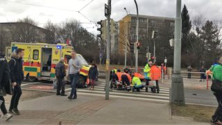Auto srazilo v&nbsp;Praze čtyři chodce, dva z&nbsp;nich zemřeli