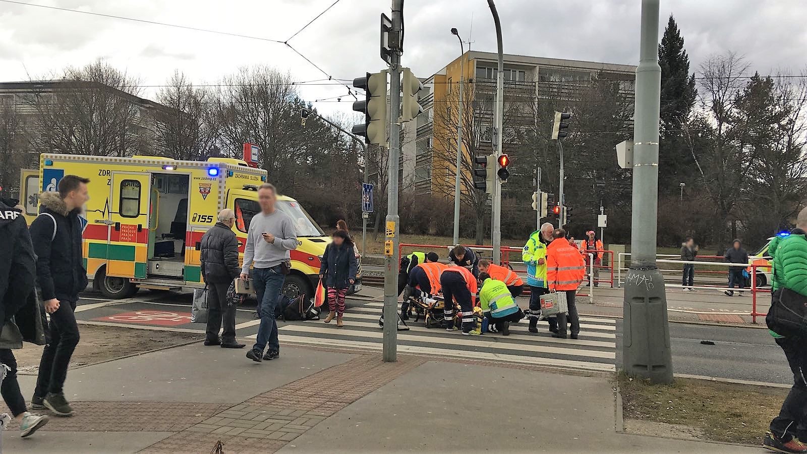 Auto srazilo v Praze čtyři chodce, dva z nich zemřeli