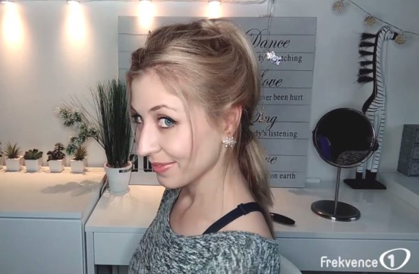 Hairstyle s&nbsp;Ellie: Nebaví vás rozpuštěné vlasy? Zkuste horní culík!
