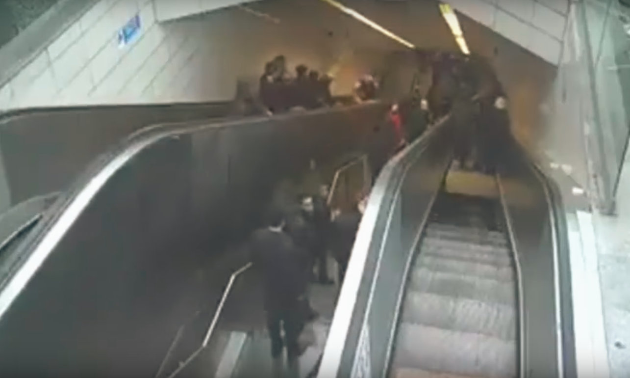 VIDEO: Dočista se po něm slehla zem. Eskalátor pohltil muže, v pasti byl hodinu