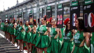 Příběh „grid girls“. Od šatů až po&nbsp;plavky