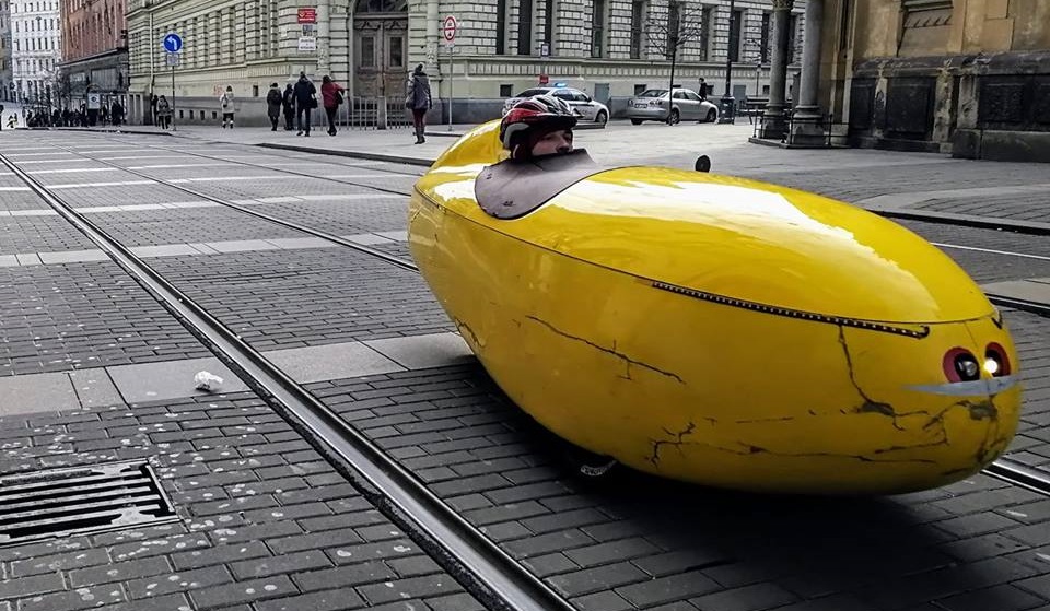 FOTO: Banány na&nbsp;sněhu! Brněnské ulice brázdí zběsilý jezdec v&nbsp;bizarním vozítku