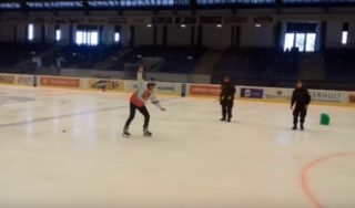 Kladenské hokejisty ohrožoval muž s&nbsp;nožem! Přítomen byl i&nbsp;Jágr. VIDEO
