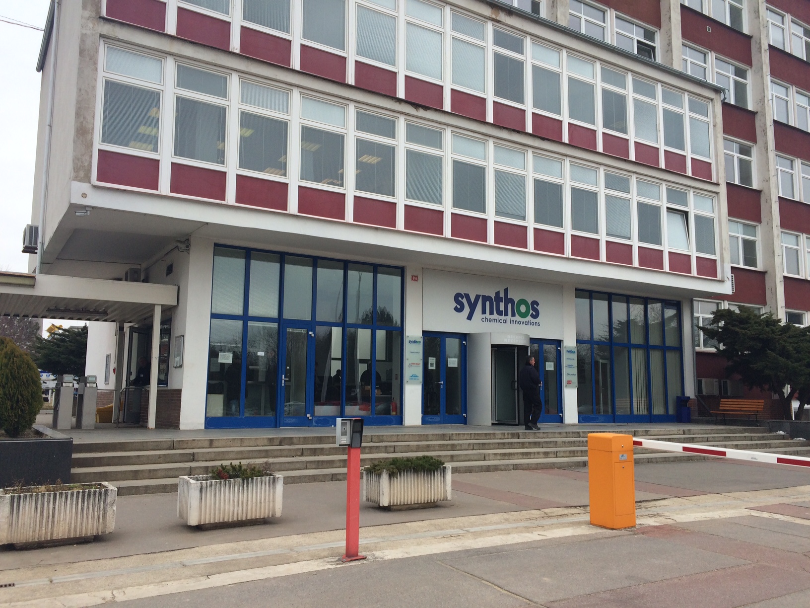 Při výbuchu v kralupské chemičce zemřelo 6 lidí. Běžný provoz se nezastavil, zjistila Frekvence 1