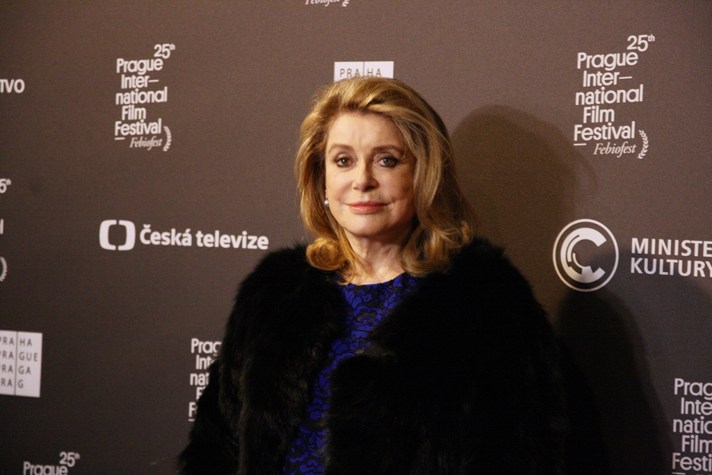 Catherine Deneuve je v&nbsp;Praze! Osobně přivítala diváky Febiofestu. GALERIE
