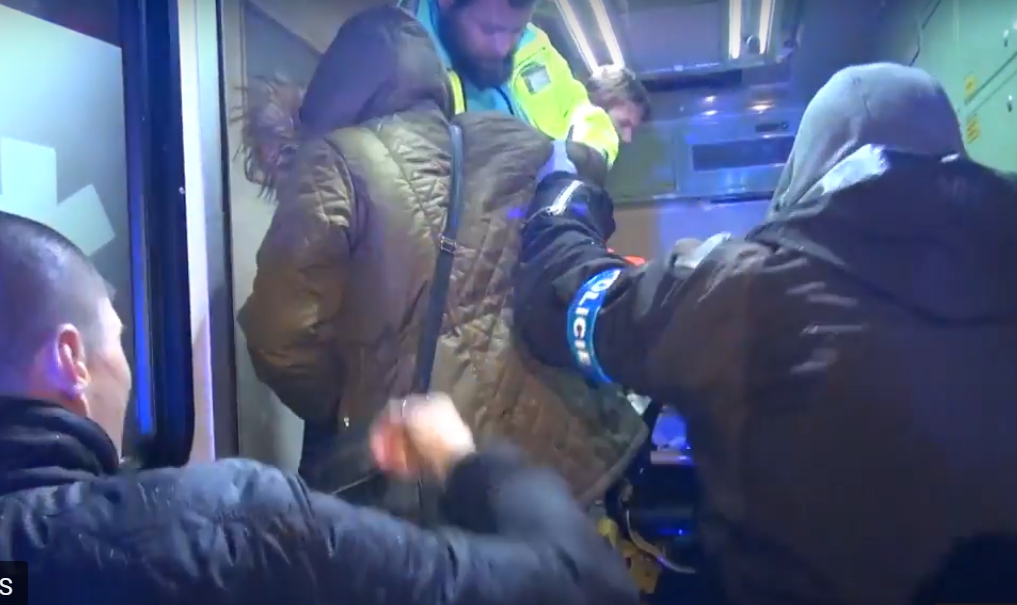 VIDEO: Policie u Prahy zadržela převaděče, v dodávce vezli 22 uprchlíků