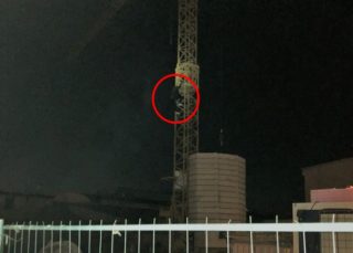 Mladík vylezl na&nbsp;rameno stavebního jeřábu, natáčel ho u&nbsp;toho jeho bratr