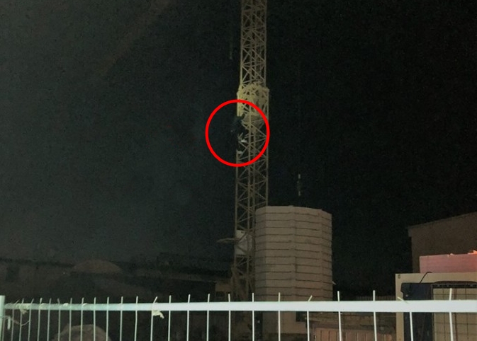 Mladík vylezl na&nbsp;rameno stavebního jeřábu, natáčel ho u&nbsp;toho jeho bratr