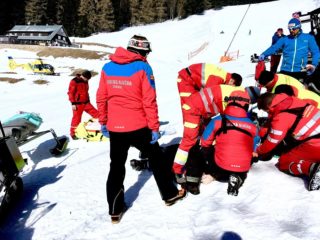 V Krkonoších na&nbsp;sjezdovce zemřel lyžař. Narazil do sloupu lanovky