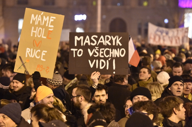Národa ostuda! Tisíce lidí v&nbsp;ČR protestovaly proti Ondráčkovi a&nbsp;Babišovi