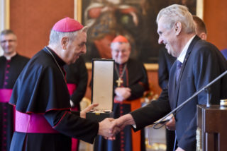 Prezident Zeman vyznamenal apoštolského nuncia Leanzu