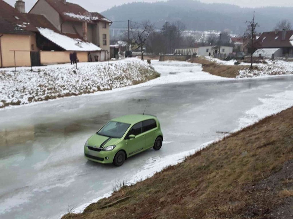 FOTO: Kuriózní případ! Auto skončilo po nehodě na zamrzlé řece