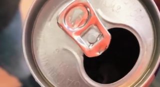 VIDEO: Muž otevřel plechovku Red Bullu. Našel tam něco odporného