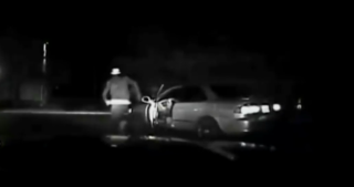 VIDEO: Opilý řidič prchal před policií! Skončil pod koly vlastního auta