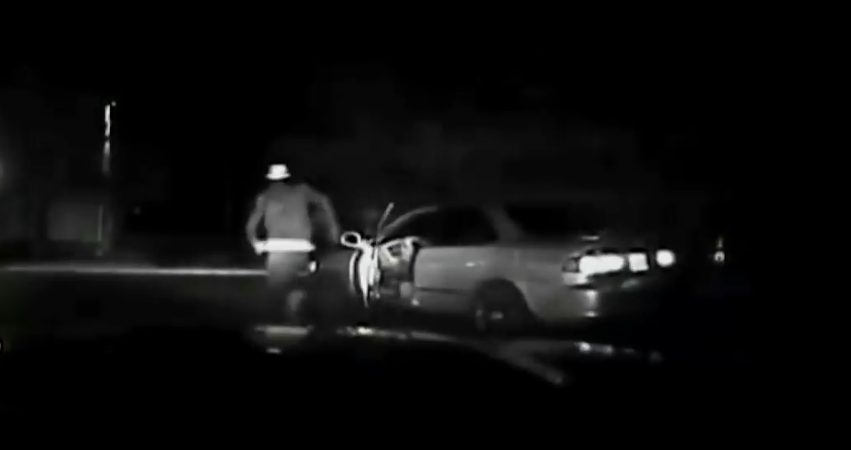 VIDEO: Opilý řidič prchal před policií! Skončil pod koly vlastního auta