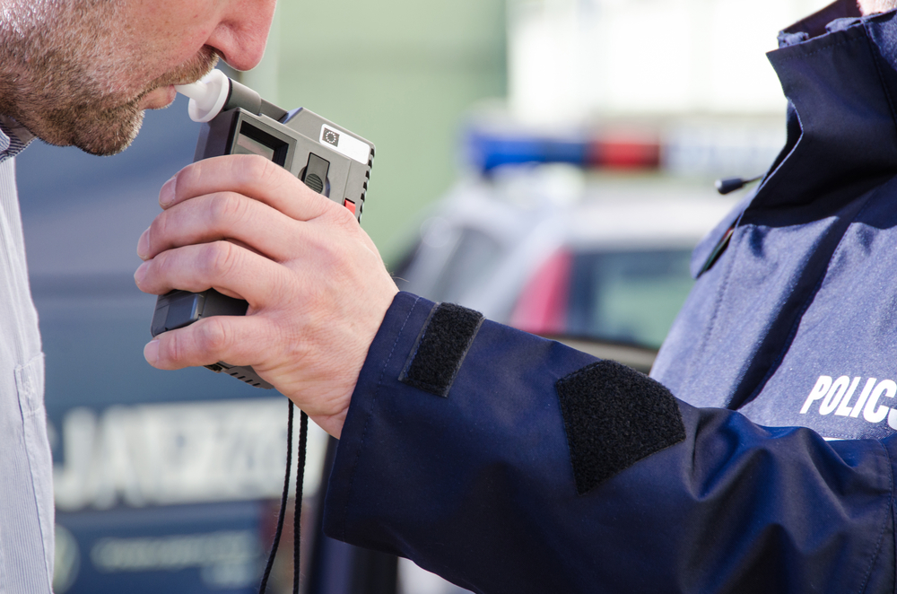 V Jablonci hořelo auto, řidič nadýchal 4,14 promile