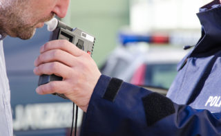 Geniální! Opilý muž zapadl s&nbsp;autem, na&nbsp;pomoc si zavolal policii