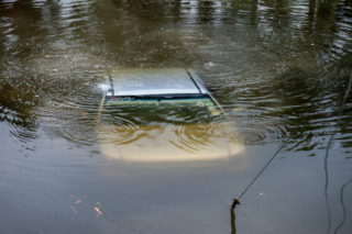 Muž zachránil tonoucího řidiče uvězněného v&nbsp;potopeném voze, vysloužil si ocenění