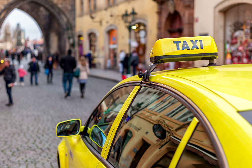 Pražské taxislužby protestují u&nbsp;magistrátu proti Uberu a&nbsp;Taxify