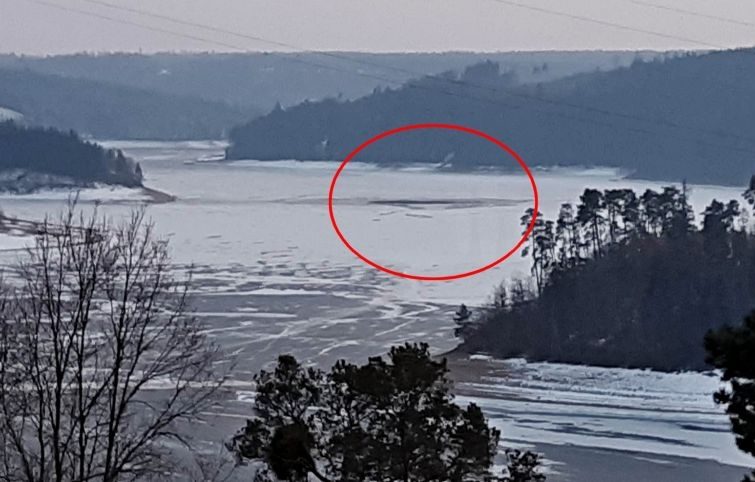 VIDEO: Na&nbsp;Orlíku se propadli ledem tři bruslaři. Po&nbsp;jednom potápěči stále pátrají