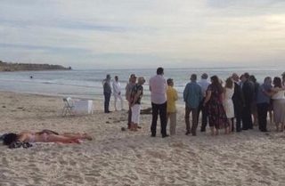 FOTO: Neznámá žena zkazila svatbu na&nbsp;pláži! V&nbsp;plavkách se rozvalila kousek od oltáře