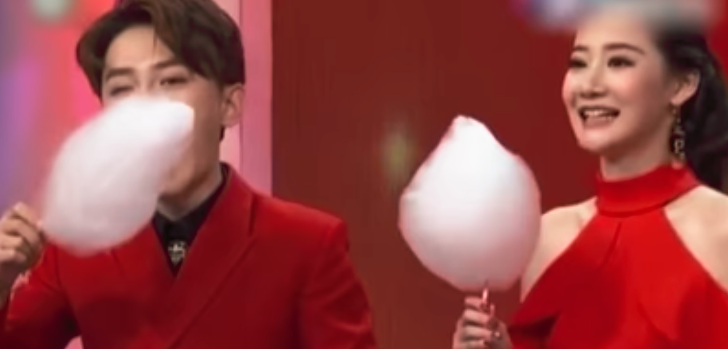VIDEO: Moderátorka rozdrtila kolegu v pojídání cukrové vaty!