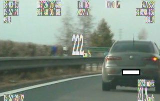 FOTO: Silniční pirát se řítil po&nbsp;dálnici rychlostí 220 km/hod!