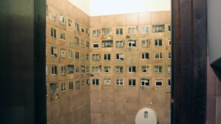 GALERIE: Restaurace chtěla oživit WC, odmítla ale výměnu dlaždic. Designéři přišli s&nbsp;originálním nápadem!